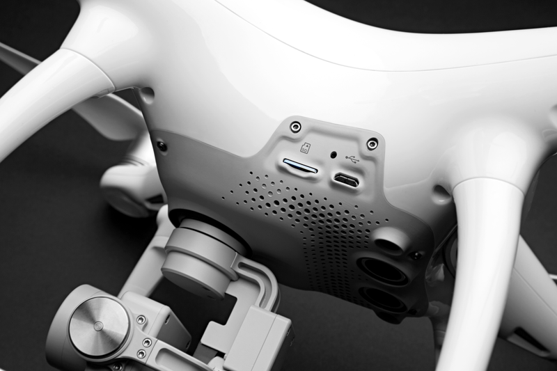 Illustration for article titled El DJI Phantom 4 es extremadamente rápido y esquiva obstáculos por sí solo durante el vuelo